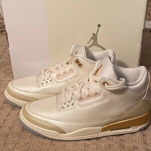 Jordan Women's Air Jordan 3 Retro-Sneakers in Pearl and Gold